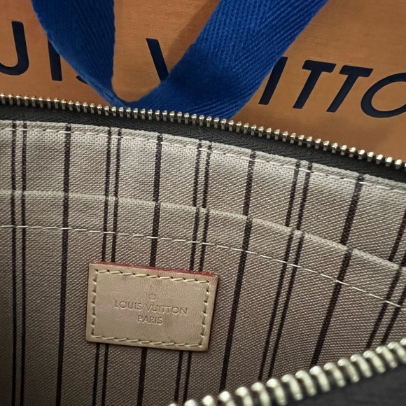 Louis Vuitton Monogram pre-owned Wristlet with Dust Bag and Louis Vuitton Bag. - Picture 10 of 12